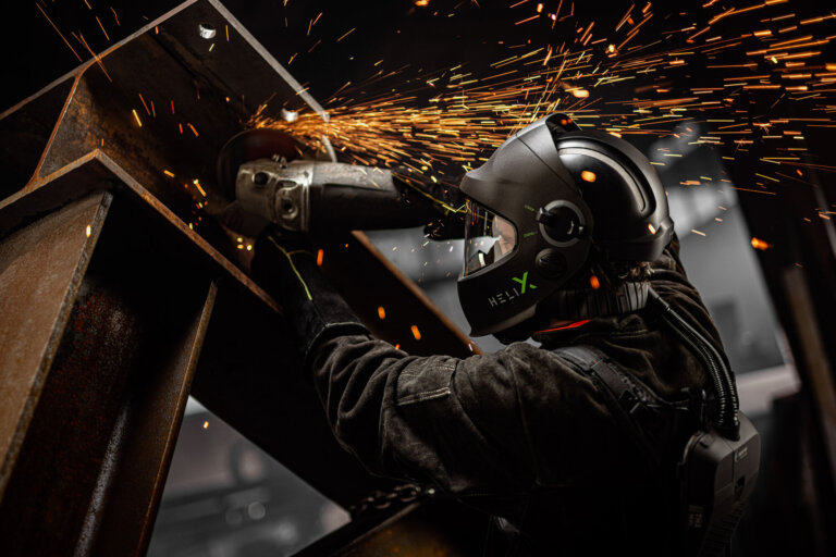 Anwender mit Optrel Helix Action Swiss Air PSA bei intensiver Metallbearbeitung